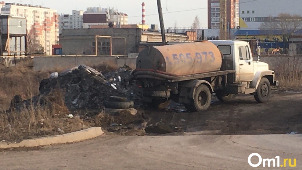 Житель Левобережья в Омске уличил ассенизаторскую машину в незаконном сливе отходов
