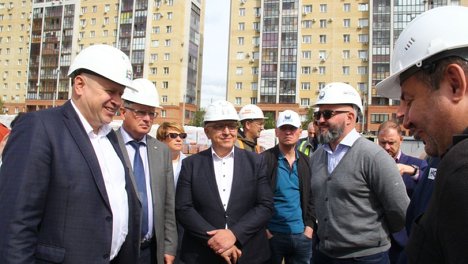 Шелест и Корбут посетили стройплощадки новой школы и дома для переселенцев из аварийного жилья