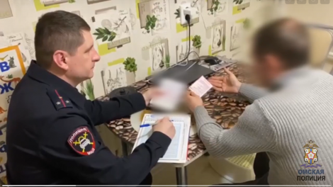 «Не заметил из-за плохой видимости»: на омской трассе водитель грузовика сбил девушку и скрылся