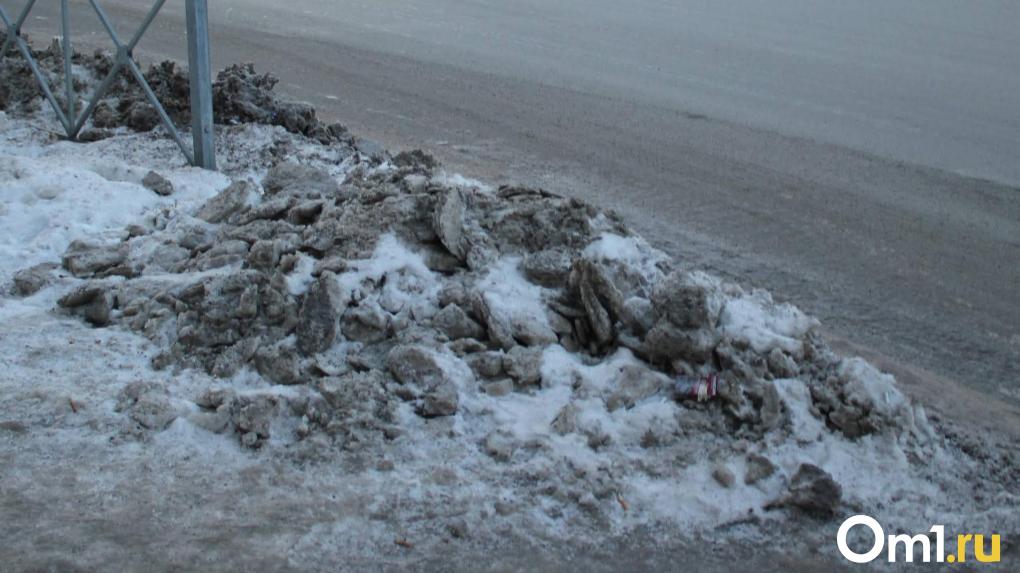 Снежные войны: в Омске водители насыпали сугроб на трамвайных рельсах