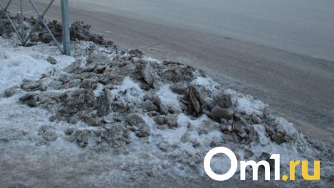 Снежные войны: в Омске водители насыпали сугроб на трамвайных рельсах
