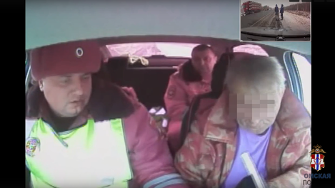 Дальнобойщики экстренно остановили пьяного водителя КамАЗа, который ехал в Омск