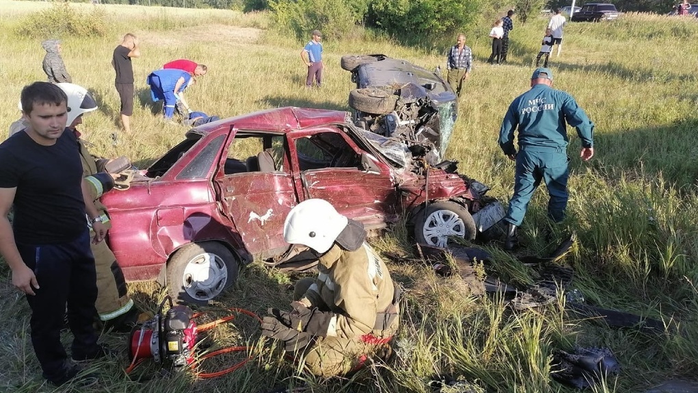 Жуткая авария на трассе в Омской области. Две машины превратились в металлолом. Есть жертвы