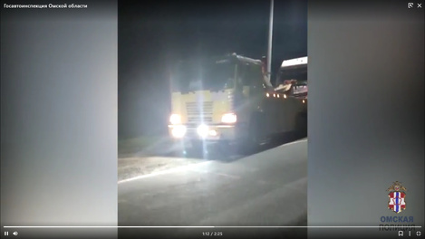 Два водителя большегрузов чуть не покалечили омичей на трассе, но были задержаны