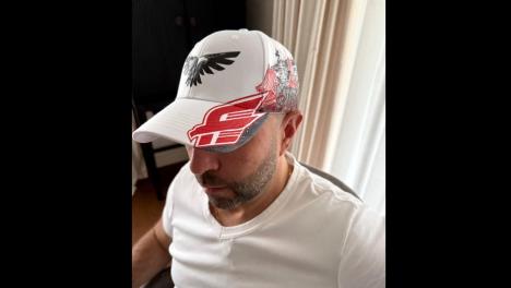 Омский «Авангард» сделал стильный подарок своему легендарному игроку