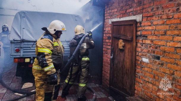 В Таре рано утром сгорел двухквартирный дом