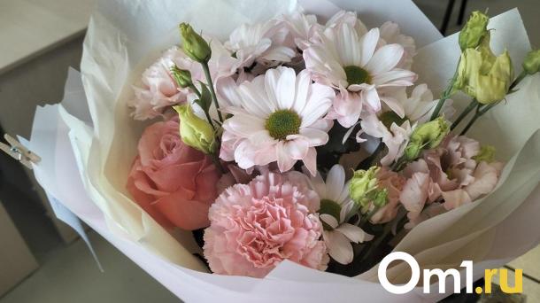 Хоценко с цветами в руках поздравил омичек с 8 Марта