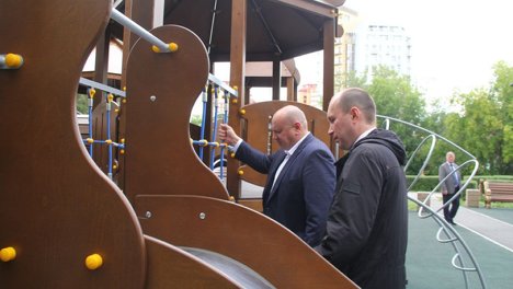 Сергей Шелест проверил, как идёт благоустройство омских скверов