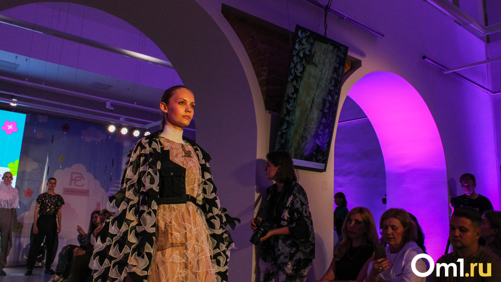 «Есть ли за этим что-то большее, чем просто одежда»: В Омске прошёл показ коллекций молодых дизайнеров