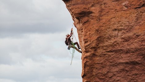 Турист из Новосибирской области сорвался со страховки и погиб в горах Алтая