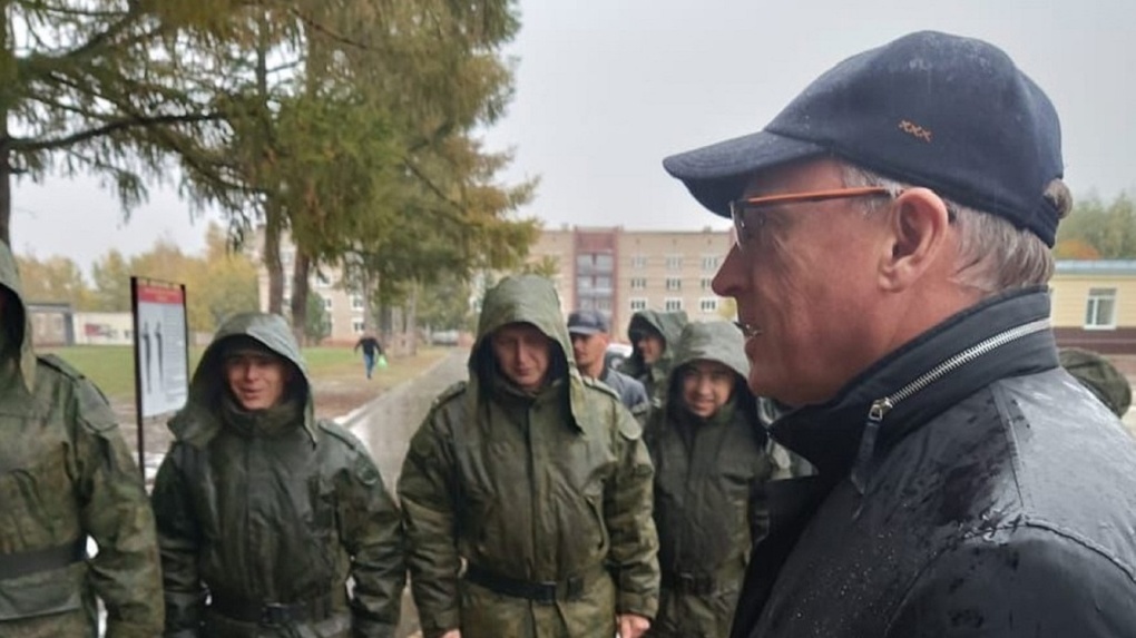 Губернатор Бурков ответил омичке, которая пожаловалась на нехватку вещей мобилизованным в Черёмушках