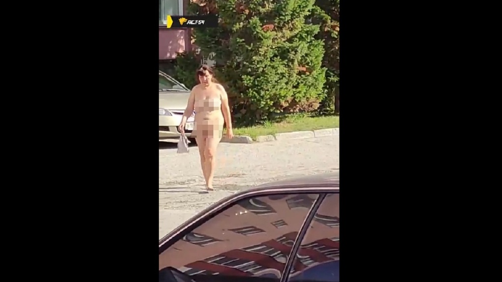 голая девушка в подъезде видео