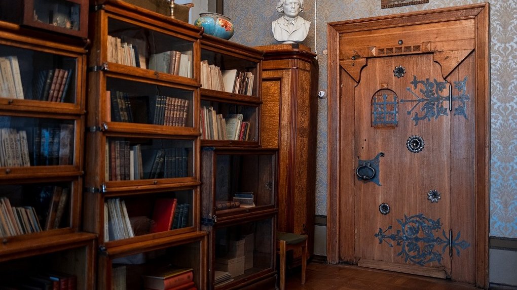 Знаменитая дверь Станиславского застрахована в «Росгосстрахе»
