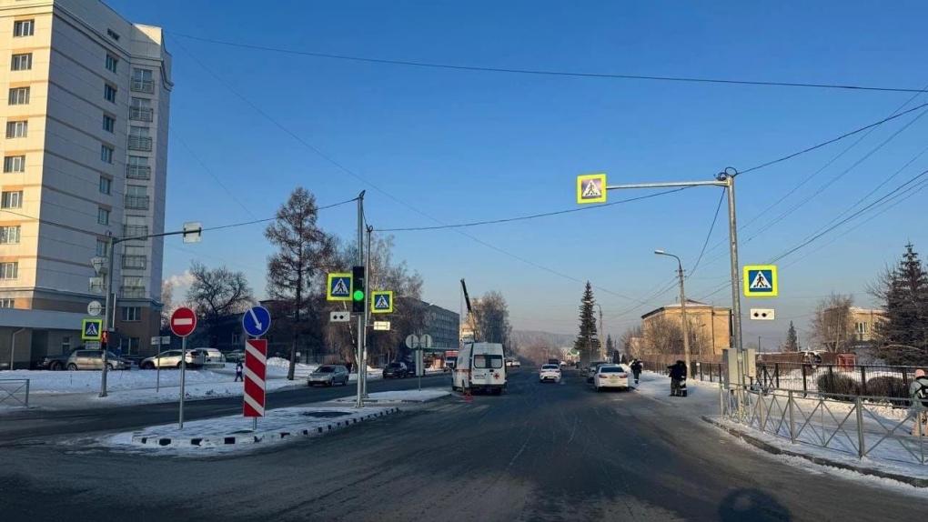 Мальчик попал под колёса скорой помощи на переходе в Новосибирске