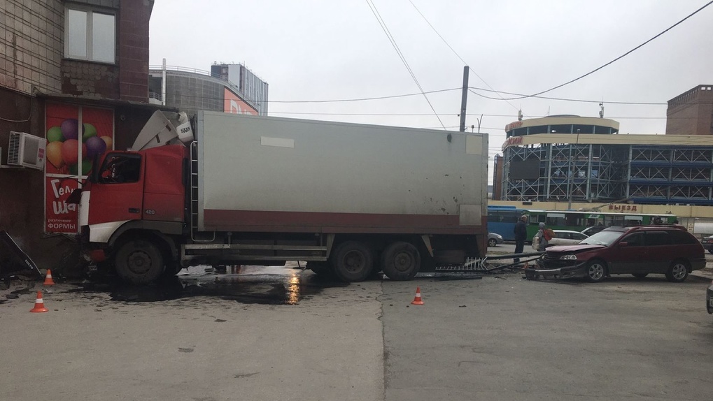 В Новосибирске грузовик протаранил три иномарки и врезался в жилой дом
