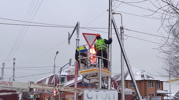 В Омске продолжают устранять наледь после нетипичной погоды