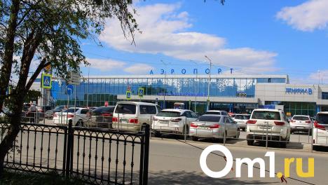 В аэропорту Омска вновь открыли платную парковку