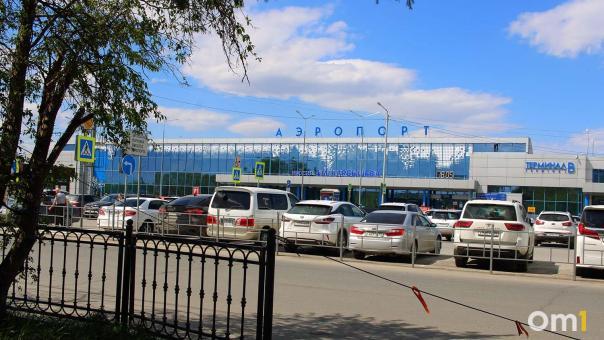В аэропорту Омска вновь открыли платную парковку