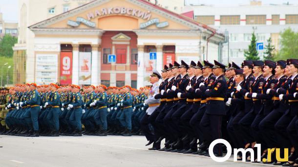 «Солнцепёк» и парашютисты: как прошёл парад Победы в Омске