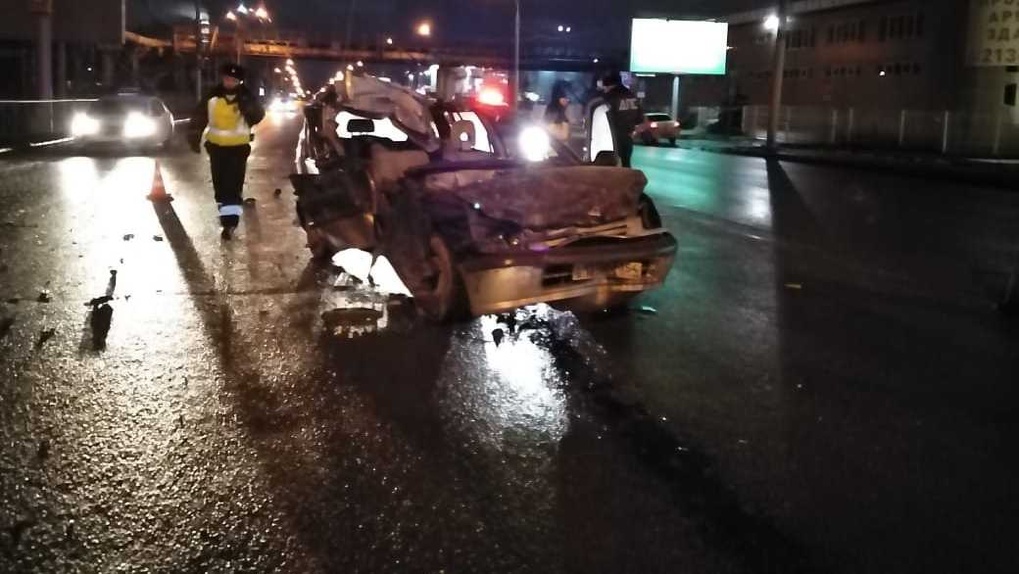 Столкновение иномарки и грузовика в Новосибирске: водитель легкового автомобиля скончался на месте