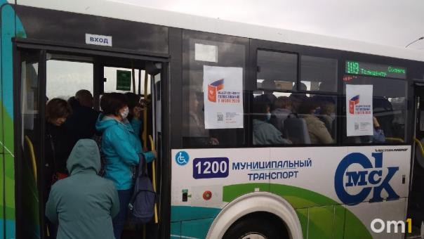 Омский дептранс объяснил, почему на омские дороги запускают маленькие автобусы