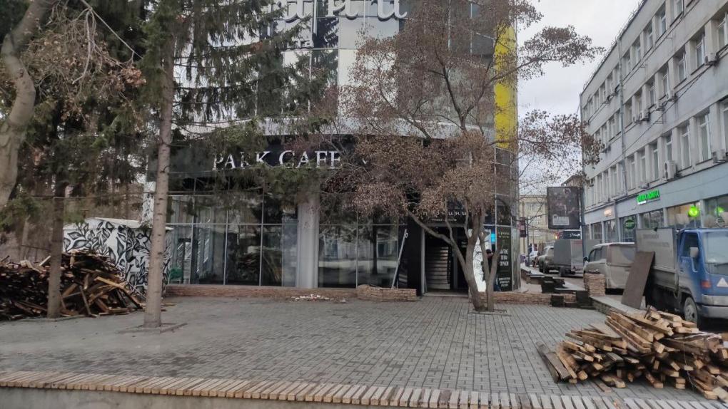 Park Сafe начали сносить в Первомайском сквере Новосибирска