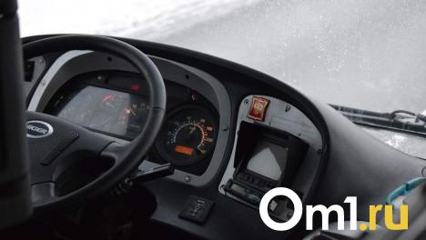 В Омске водитель автобуса катался по городу с открытой дверью и льдом на полу