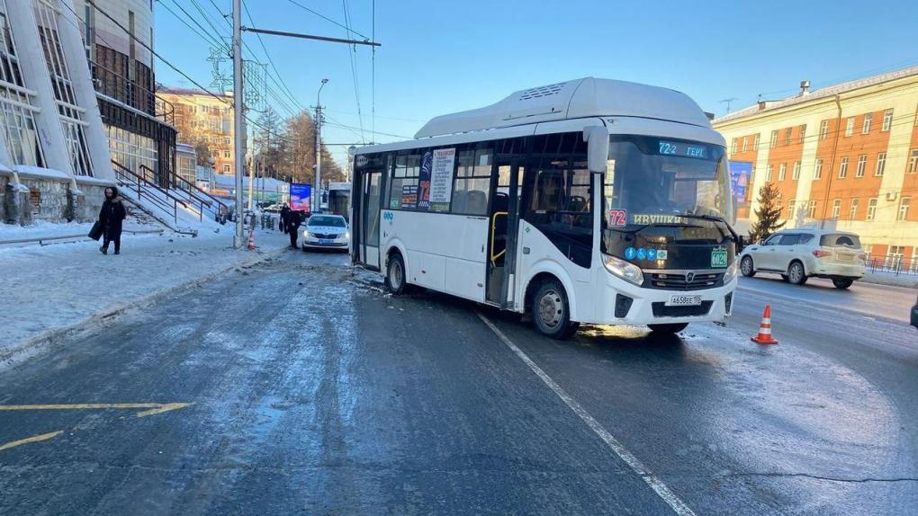В Омске автобус въехал в столб — пострадал ребёнок