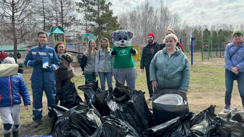 В праздничные дни компания «Магнит» активно занималась вывозом мусора после субботников, которые прошли в Омске