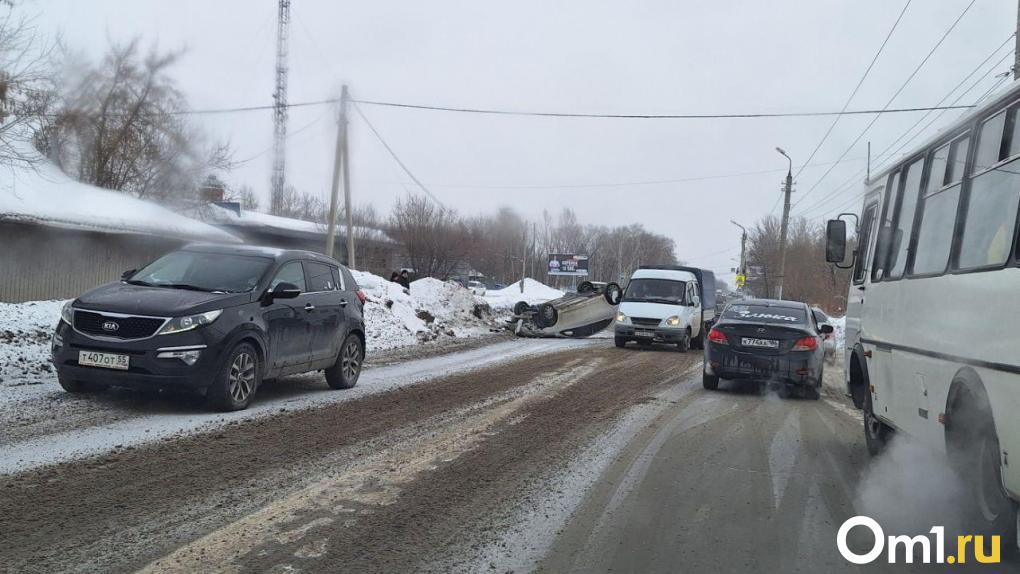 В Омске на узкой дороге машина перевернулась на крышу