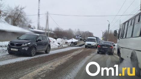 В Омске на узкой дороге машина перевернулась на крышу