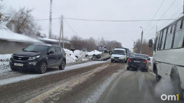 В Омске на узкой дороге машина перевернулась на крышу