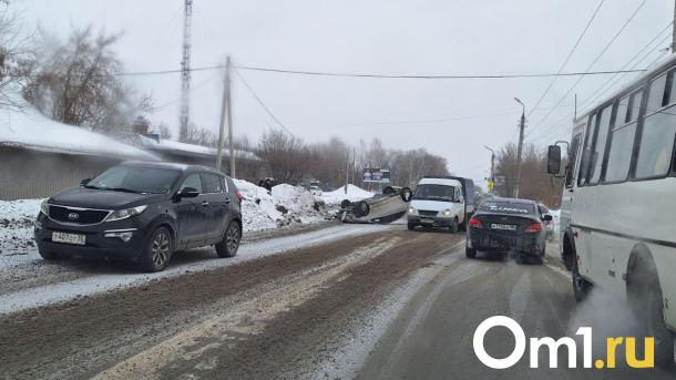 В Омске на узкой дороге машина перевернулась на крышу