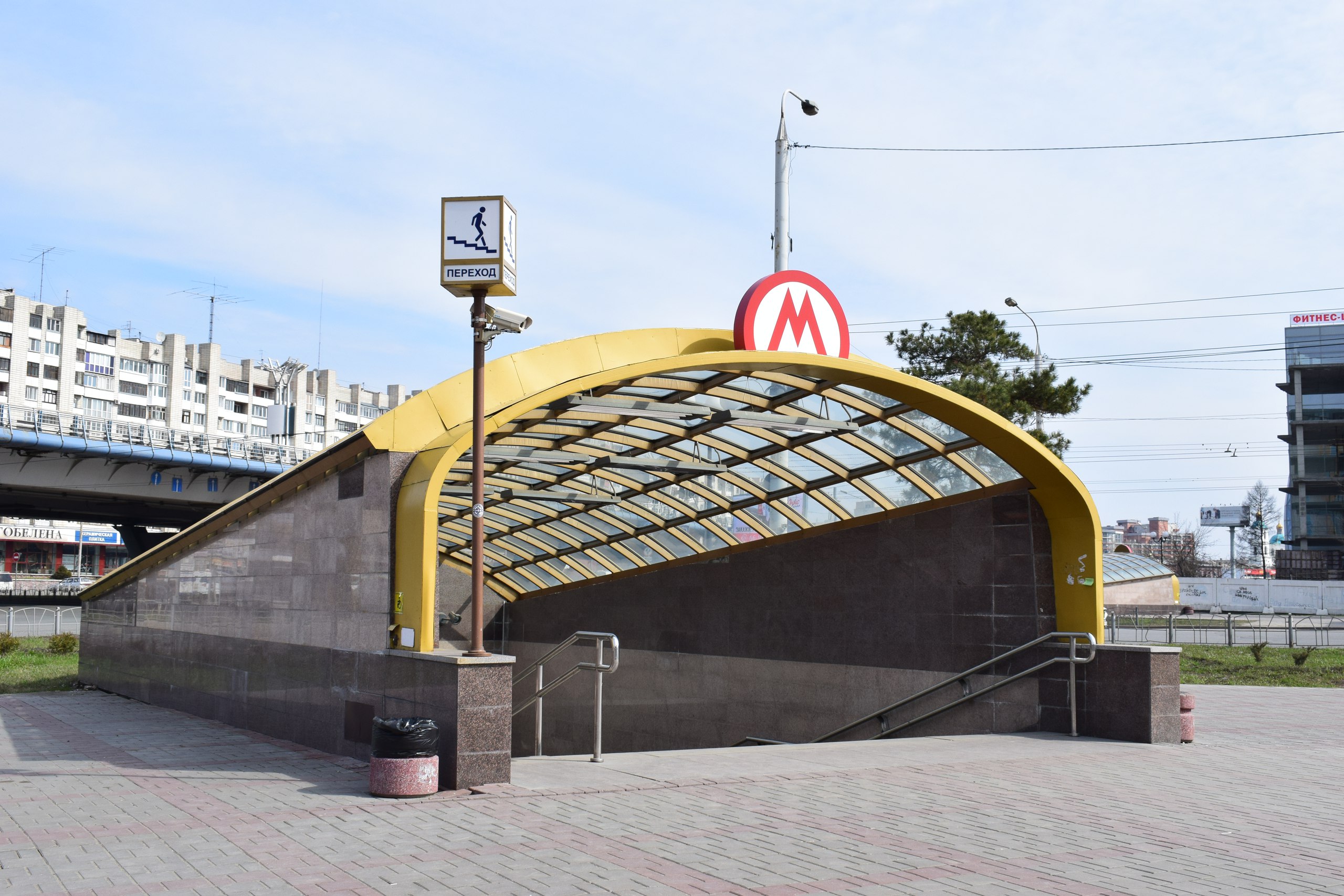 Метро омск. Станция метро Омск. Омское метро станции. Памятник метро в Омске. Вход в метро Омск.