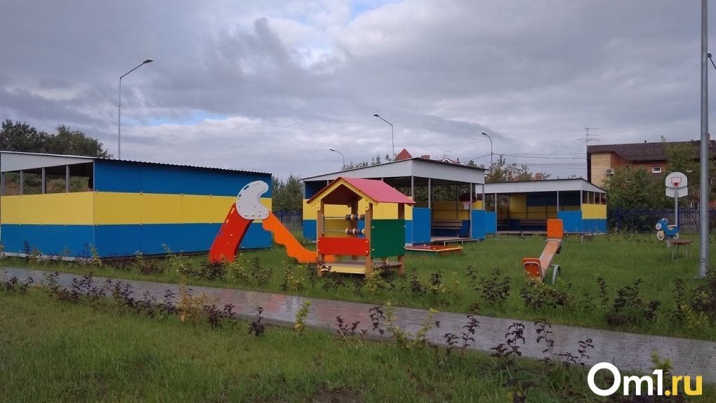 Александр Бурков и Оксана Фадина оставили свои подписи на одной из свай будущего детского сада в Омске