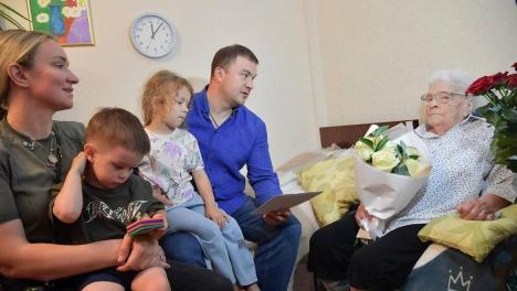 Губернатор Хоценко поздравил омичку со 100-летним юбилеем