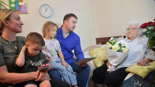Губернатор Хоценко поздравил омичку со 100-летним юбилеем