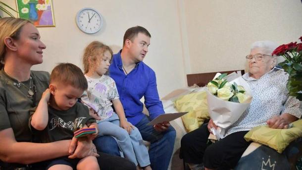 Губернатор Хоценко поздравил омичку со 100-летним юбилеем