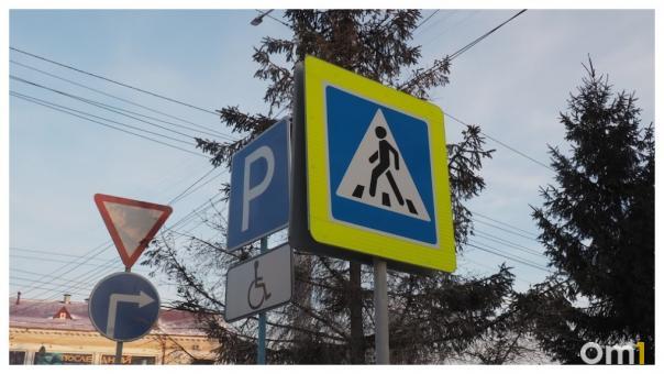 Сидел на дороге: в Новосибирске ночью грузовик переехал человека