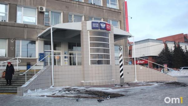 «Гниёт с потолка, продают просрочку»: омичей ужаснуло состояние отделения почты