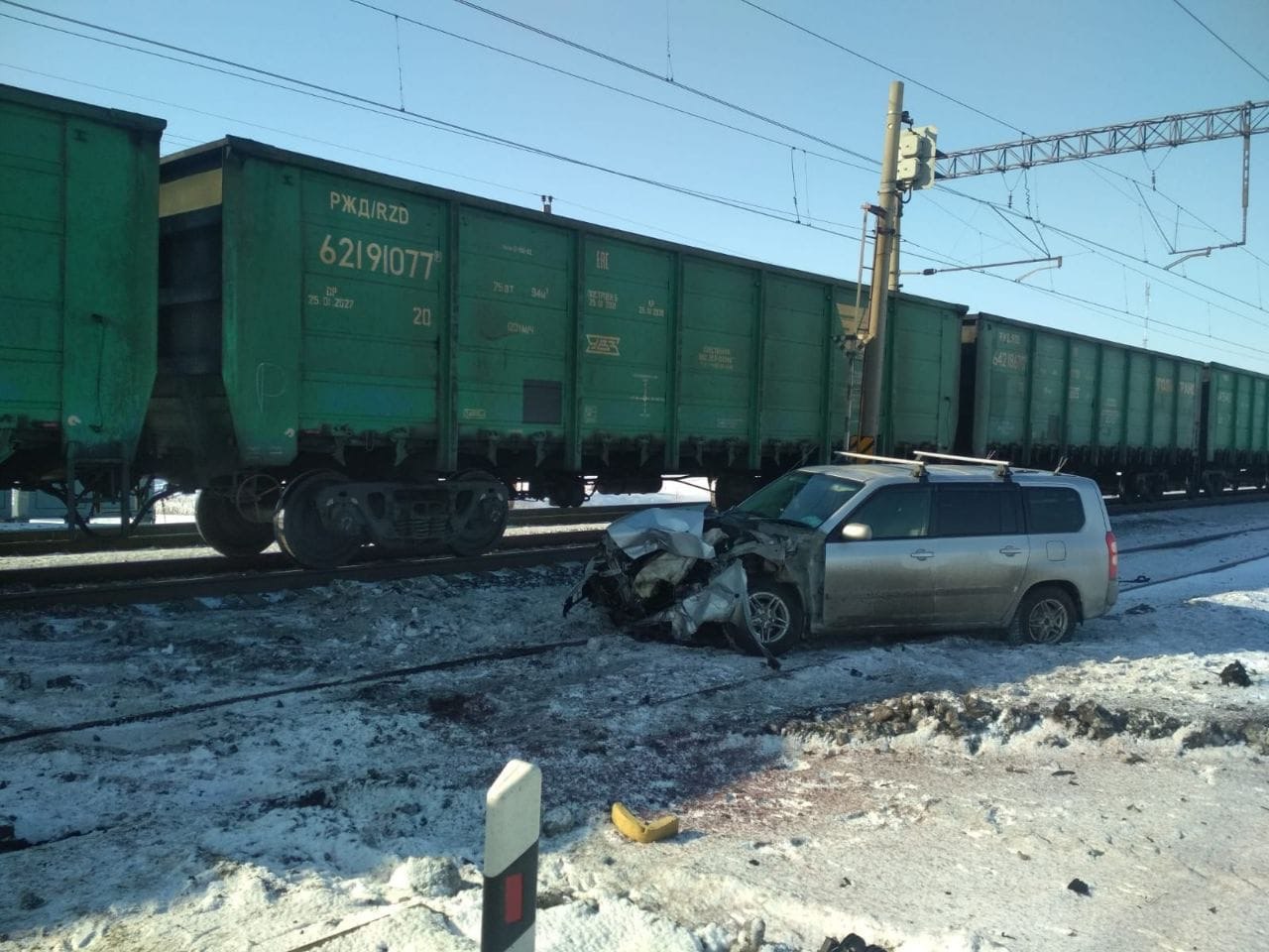 Локомотив грузового поезда столкнулся с Toyota на ж/д переезде в Омской  области | 24.02.2023 | Омск - БезФормата