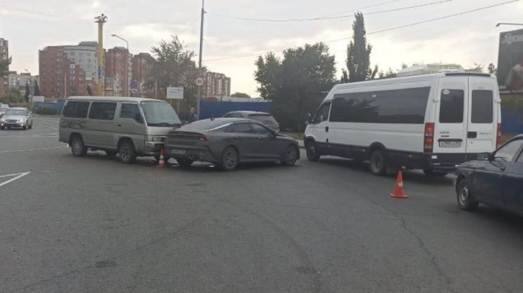 В аварии на Иртышской набережной в Омске пострадали мужчина и 7-летняя девочка