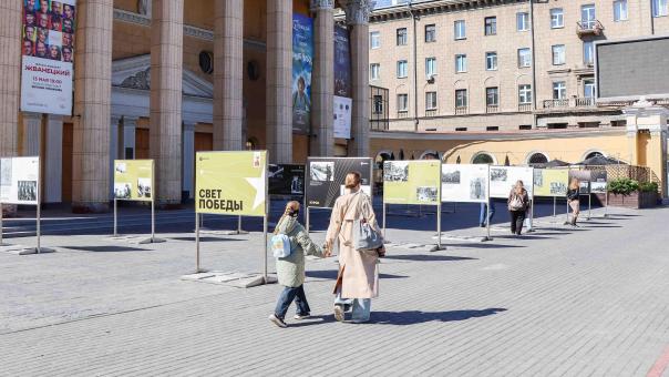 В центре Новосибирска открылась фотовыставка «Свет Победы», организованная Группой «Россети»