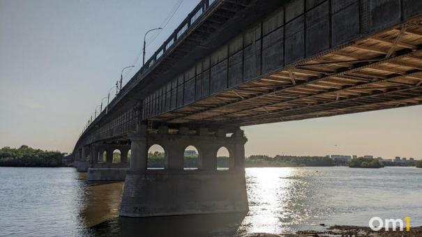 На Ленинградском мосту впервые запустили новую архитектурную подсветку