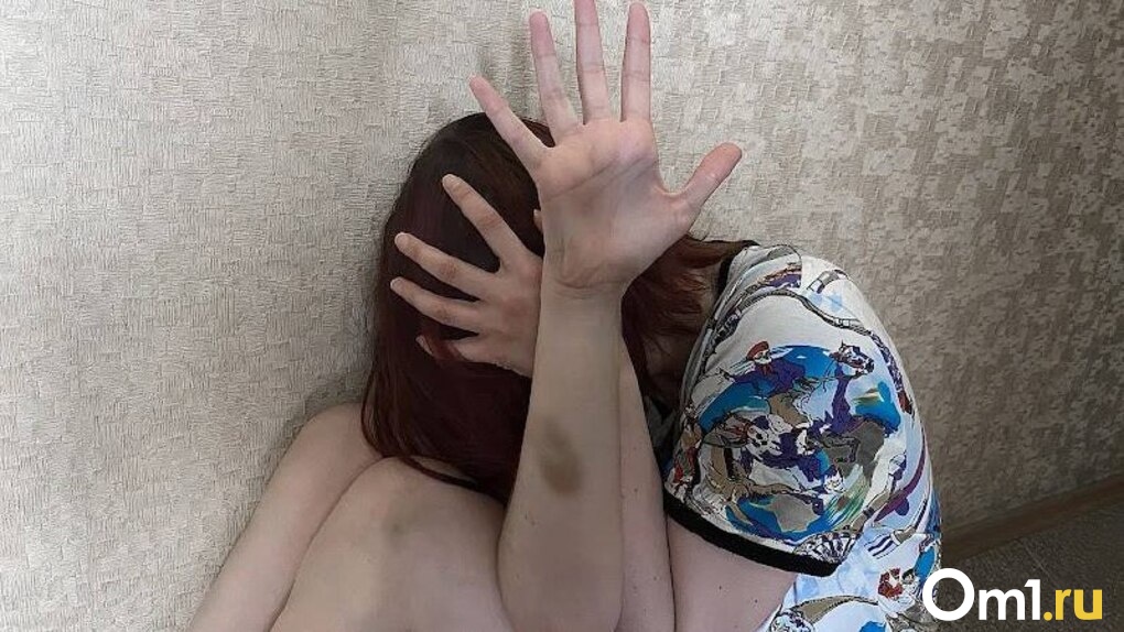 «Бил на глазах у детей»: жительница Новосибирска обвиняет экс-супруга в постоянных издевательствах