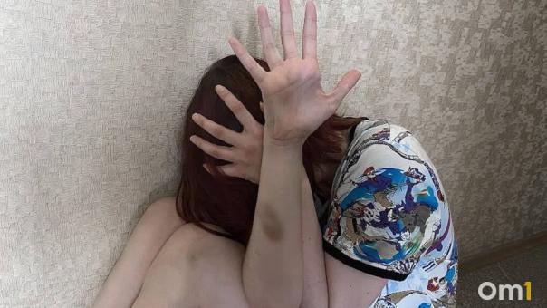 «Бил на глазах у детей»: жительница Новосибирска обвиняет экс-супруга в постоянных издевательствах