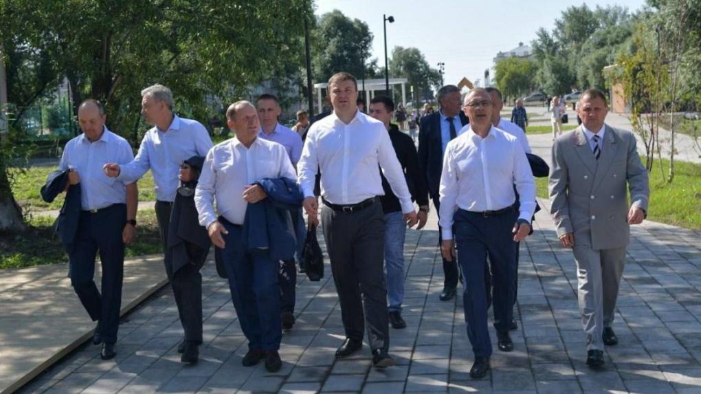 Губернатор Омской области Хоценко осмотрел бульвар «Озерки» в Исилькуле