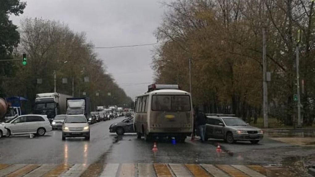 Девятимесячный ребёнок пострадал при столкновении иномарки с автобусом в Новосибирске