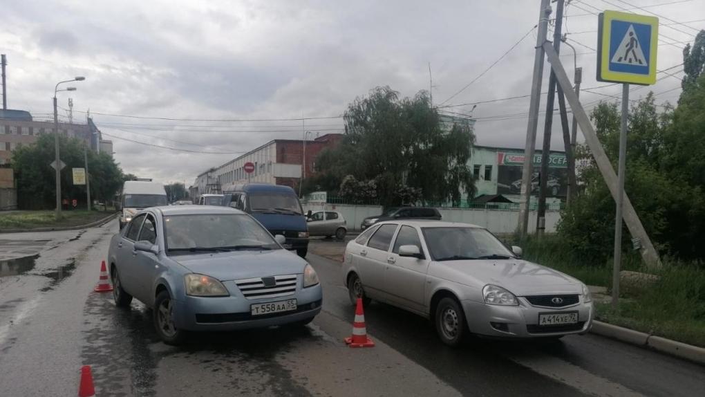 В Омске на пешеходном переходе сбили юную девушку