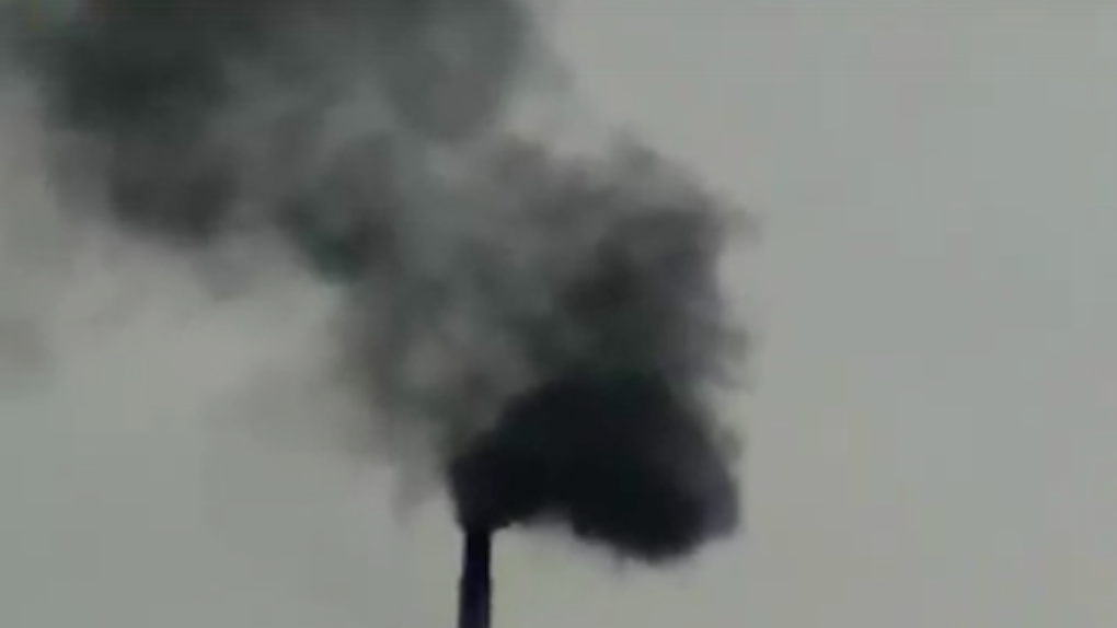Резкий газ черный дым. Черный дым из трубы. Котельная дым. Густой черный дым из трубы. Дым из дымохода.